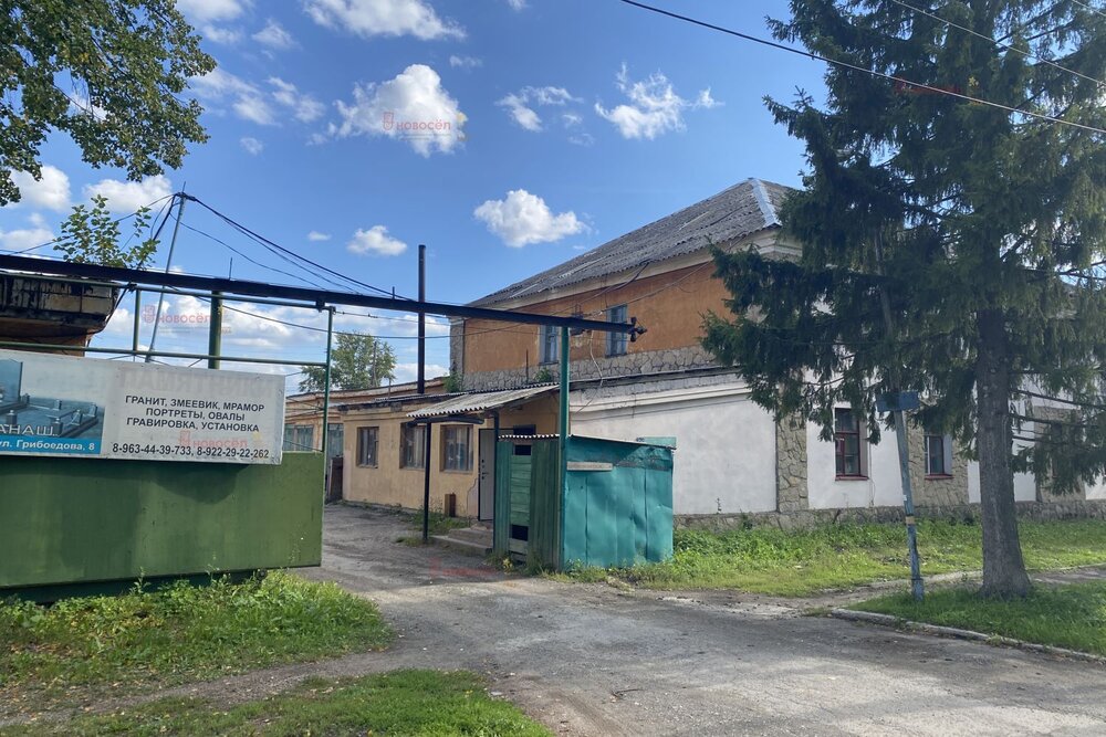 п. Буланаш, ул. Грибоедова, 8 (городской округ Артемовский) - фото здания (3)