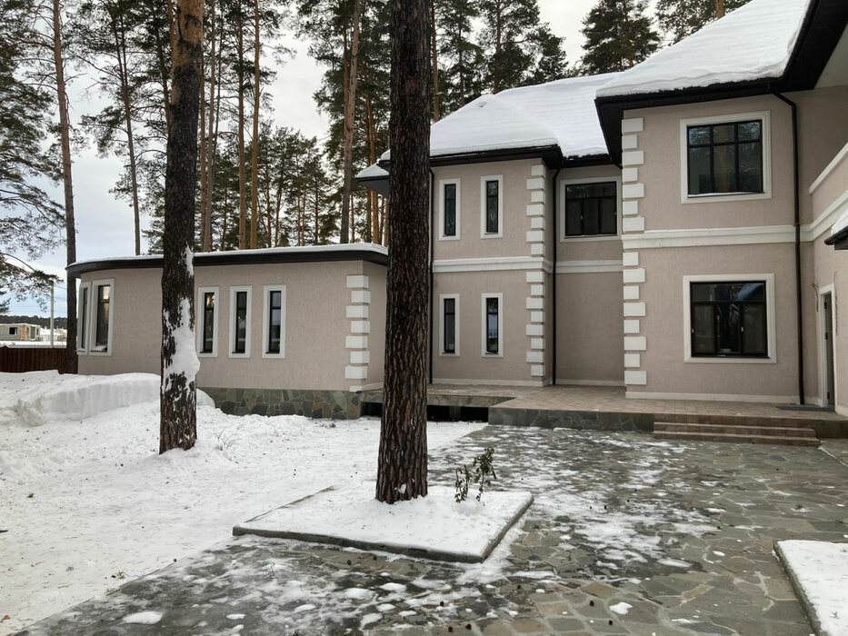 коттеджный участок. дома коттеджи земля. красивый дом с участком. загородный дом с лужайкой. территория загородного дома.