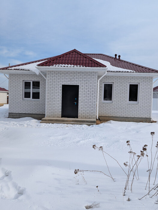 п. Прохладный, ул. Кедровая, 8 (городской округ Белоярский) - фото дома (1)