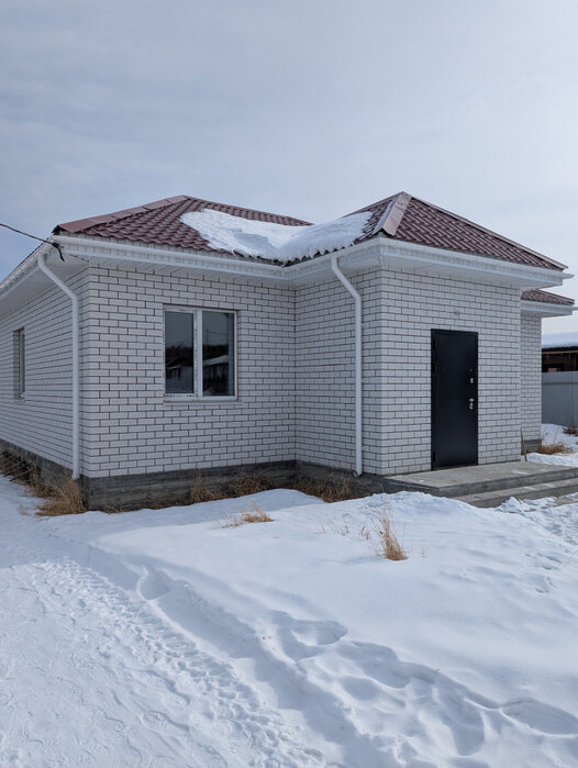 п. Прохладный, ул. Кедровая, 8 (городской округ Белоярский) - фото дома (2)