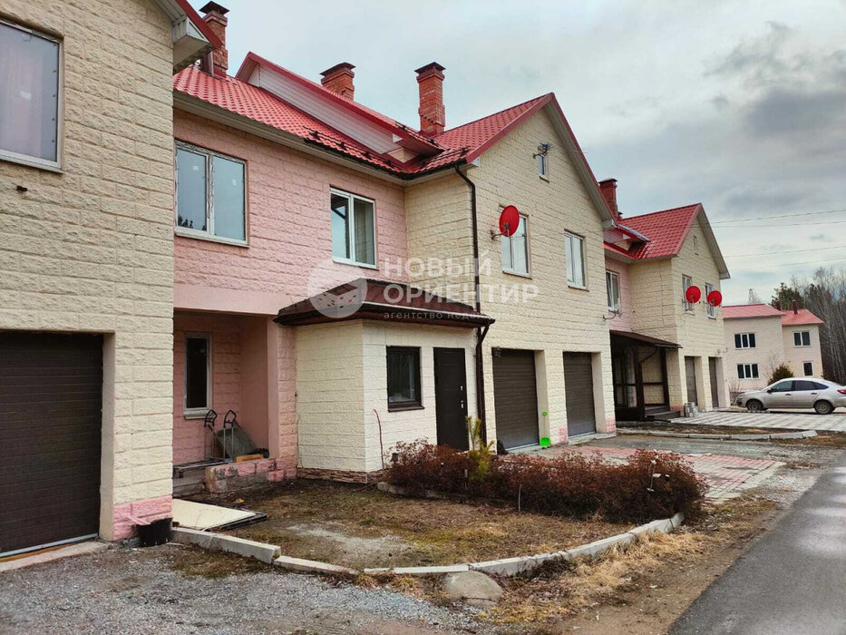 п. Растущий, ул. мкр. Снегири, 14 (городской округ Белоярский) - фото таунхауса (1)