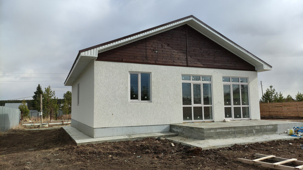 поселок городского типа Белоярский, ул. Лазурная, 11 (городской округ Белоярский) - фото дома (1)