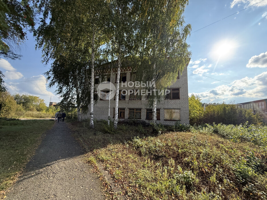 п. Буланаш, ул. Машиностроителей, 27 (городской округ Артемовский) - фото торговой площади (1)
