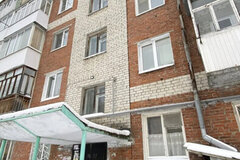 поселок городского типа Малышева, ул. Автомобилистов, 6 (городской округ Малышевский) - фото квартиры