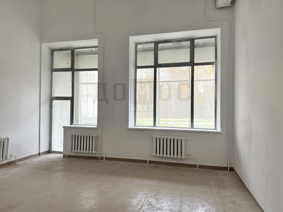 поселок городского типа Малышева, ул. Тимирязева, 1 (городской округ Малышевский) - фото торговой площади (1)