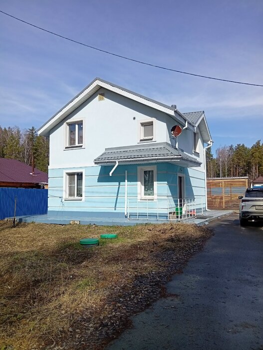 п. Белокаменный, ул. Молодежная, 6 (городской округ Асбестовский) - фото дома (1)