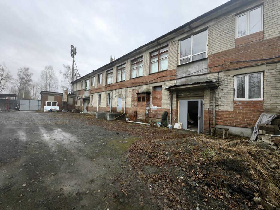 г. Первоуральск, ул. Добролюбова, 42а (городской округ Первоуральск) - фото здания (1)