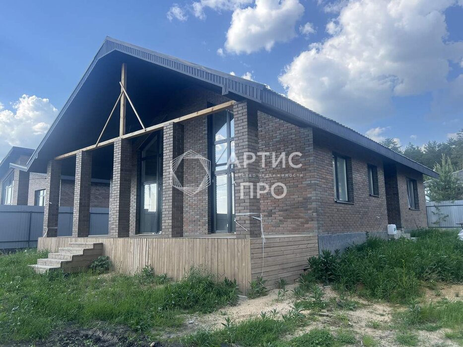 п. Бобровский, ул. Уютная, 45 (городской округ Сысертский) - фото дома (2)